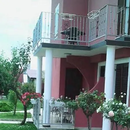 In Vrvari With Balcony, Air Conditioning, Wifi, Washing Machine アパート ポレッチ