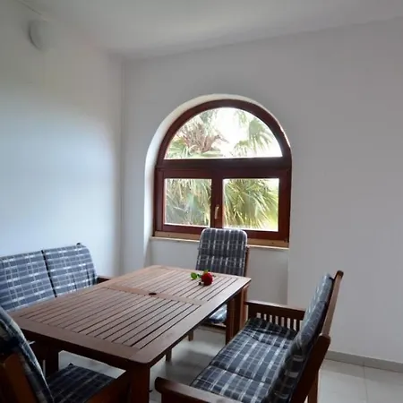 In Vrvari With Balcony, Air Conditioning, Wifi, Washing Machine アパート *