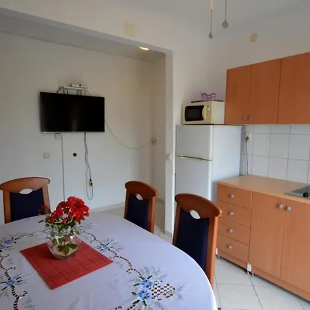 アパート In Vrvari With Balcony, Air Conditioning, Wifi, Washing Machine