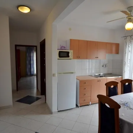 In Vrvari With Balcony, Air Conditioning, Wifi, Washing Machine アパート ポレッチ