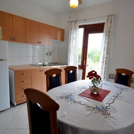 公寓 In Vrvari With Balcony, Air Conditioning, Wifi, Washing Machine