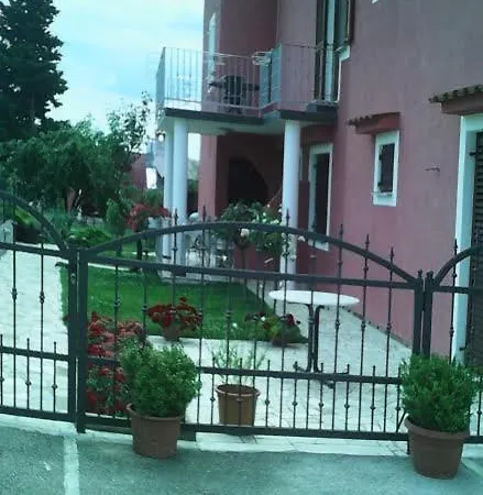 In Vrvari With Balcony, Air Conditioning, Wifi, Washing Machine 波雷奇
